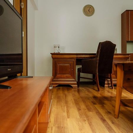 Old Town Historic Apartment With Backyard Mini Park Букурещ Екстериор снимка