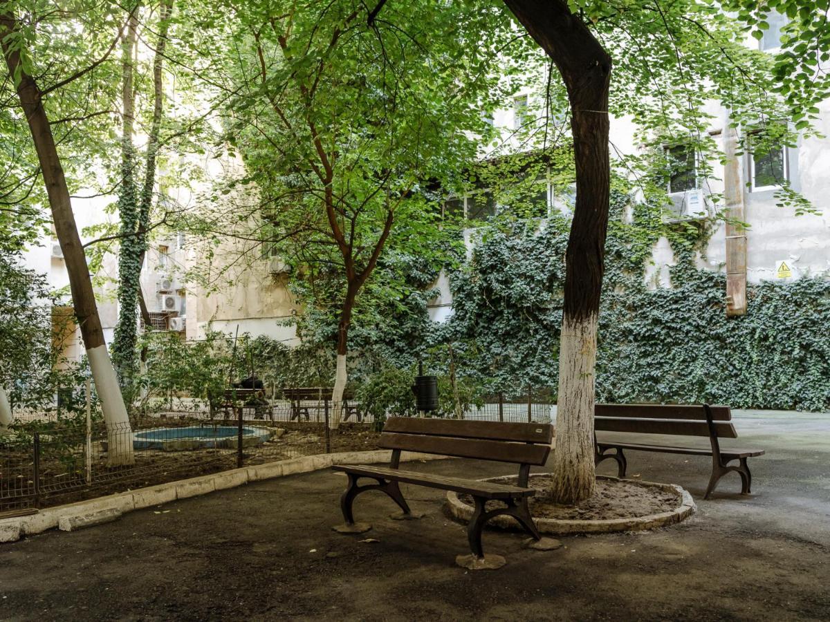 Old Town Historic Apartment With Backyard Mini Park Букурещ Екстериор снимка