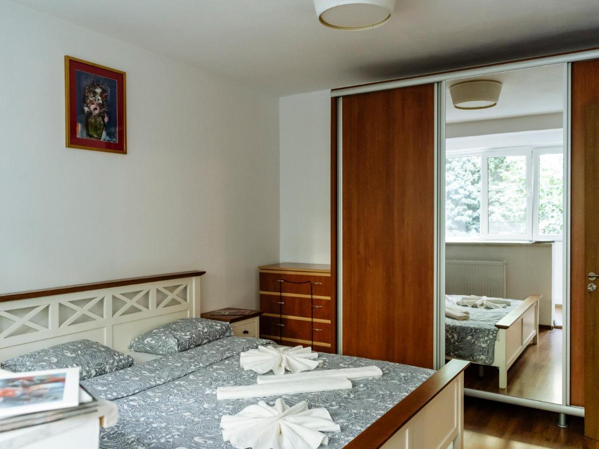 Old Town Historic Apartment With Backyard Mini Park Букурещ Екстериор снимка