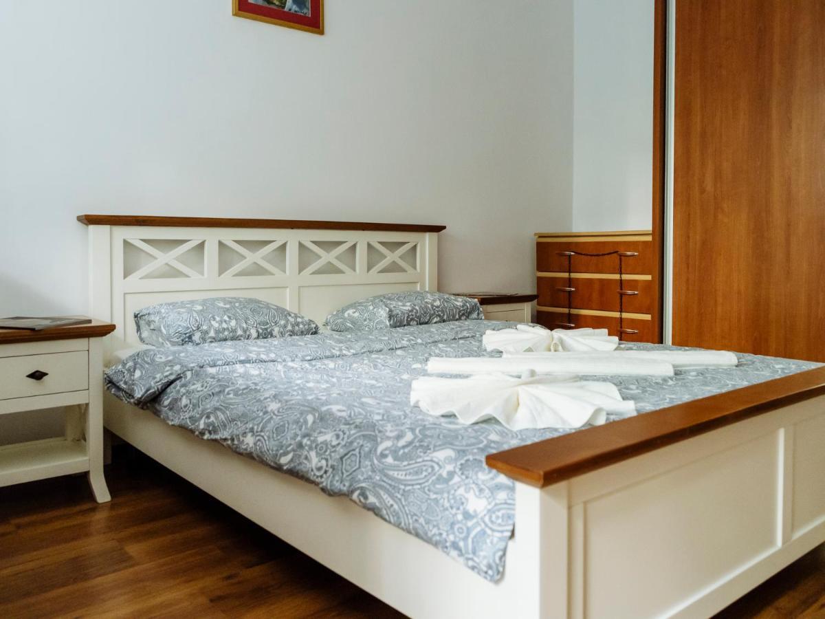 Old Town Historic Apartment With Backyard Mini Park Букурещ Екстериор снимка