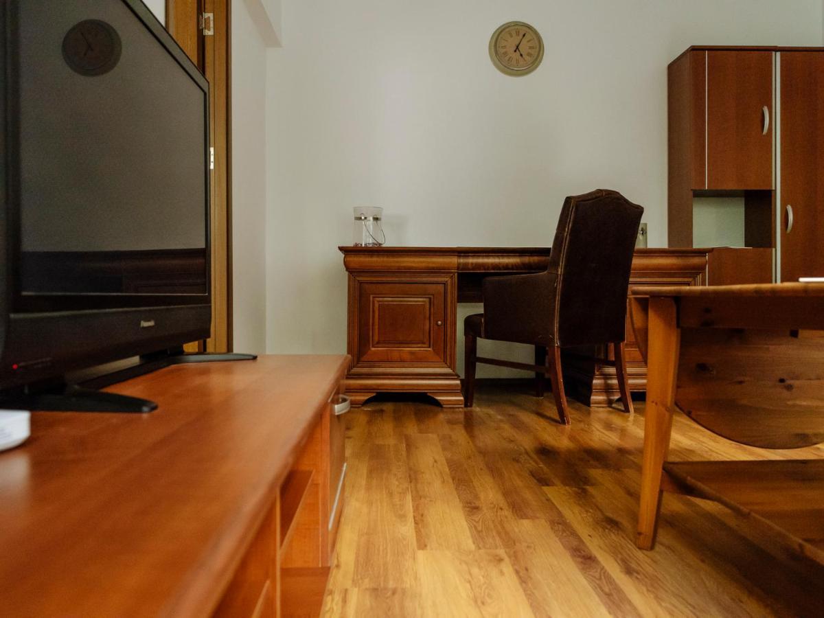 Old Town Historic Apartment With Backyard Mini Park Букурещ Екстериор снимка