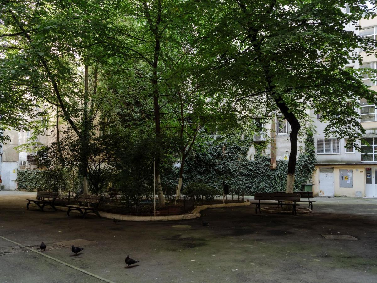 Old Town Historic Apartment With Backyard Mini Park Букурещ Екстериор снимка