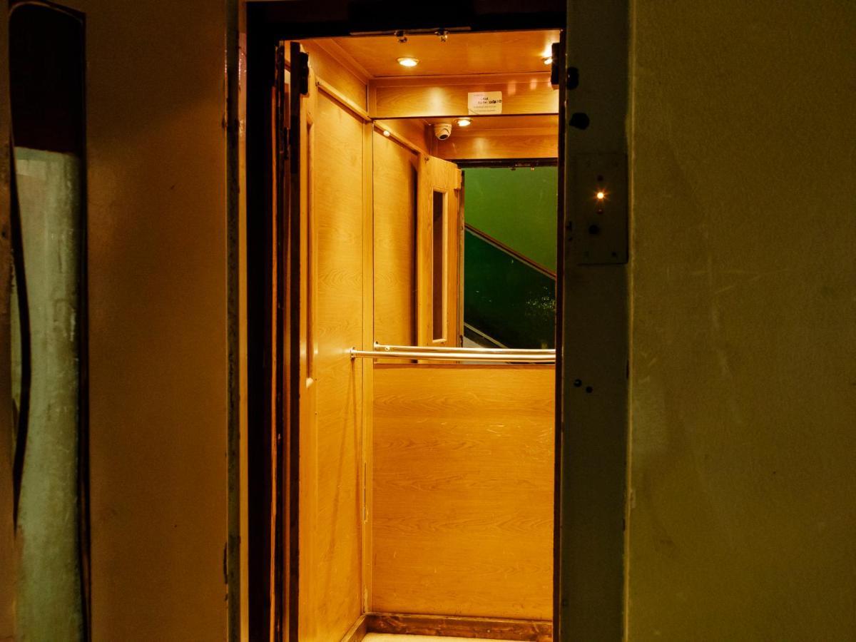 Old Town Historic Apartment With Backyard Mini Park Букурещ Екстериор снимка