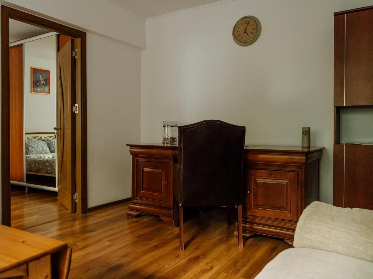 Old Town Historic Apartment With Backyard Mini Park Букурещ Екстериор снимка
