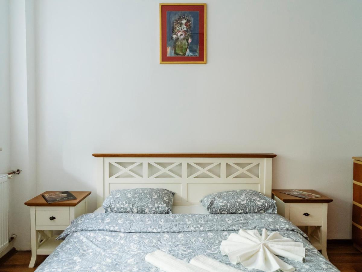 Old Town Historic Apartment With Backyard Mini Park Букурещ Екстериор снимка