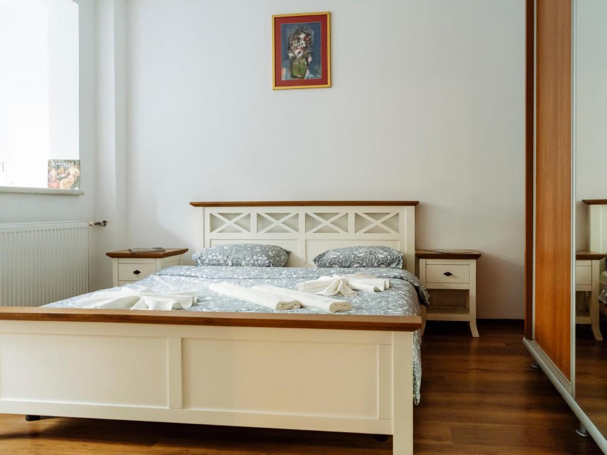 Old Town Historic Apartment With Backyard Mini Park Букурещ Екстериор снимка