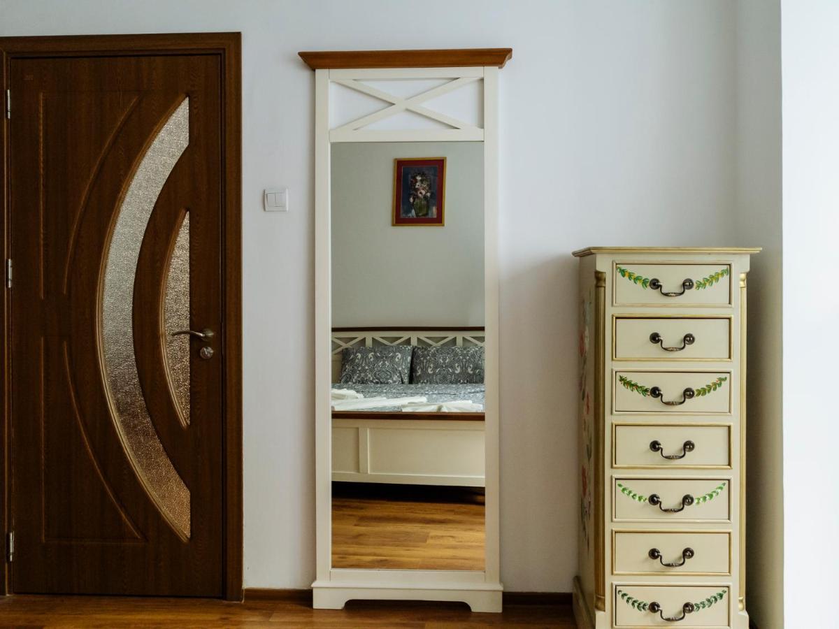 Old Town Historic Apartment With Backyard Mini Park Букурещ Екстериор снимка