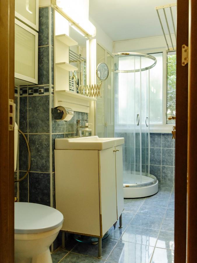 Old Town Historic Apartment With Backyard Mini Park Букурещ Екстериор снимка