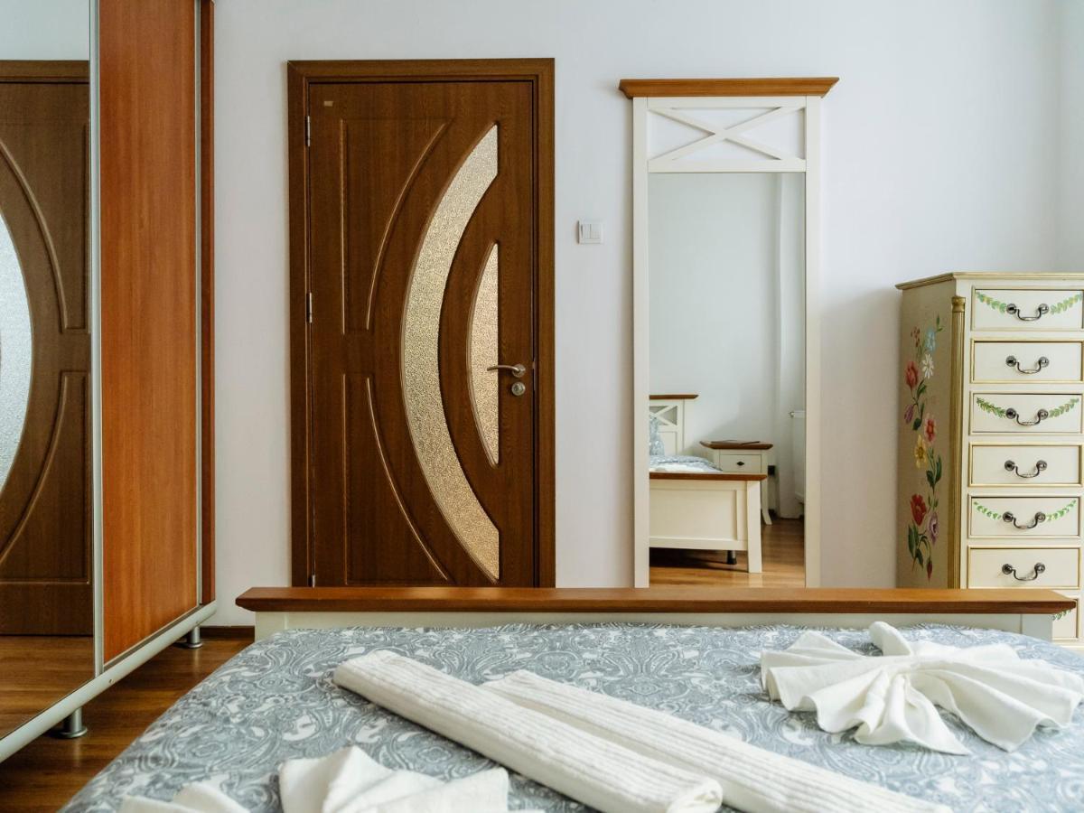 Old Town Historic Apartment With Backyard Mini Park Букурещ Екстериор снимка